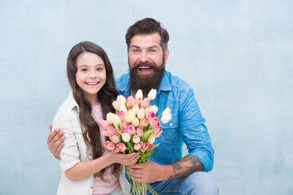 Diese Blumen sind für dich. Vater und Tochter mit glücklichen Gesichtern umarmen sich. Frühlingsferienzeit. Tulpenblumen für sie. frischen Frauentag anwesend. Vatertag. bereit für den Muttertag. Glückwunsch mit Blume — Stockfoto