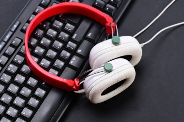 Bilgisayar klavyeli kırmızı beyaz kulaklıklar