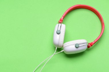 Beyaz ve kırmızı telli kulaklıklar.