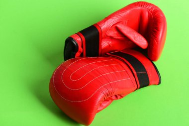 Spor anlayışı ve kırmızı boks eldivenli sağlıklı yaşam tarzı.