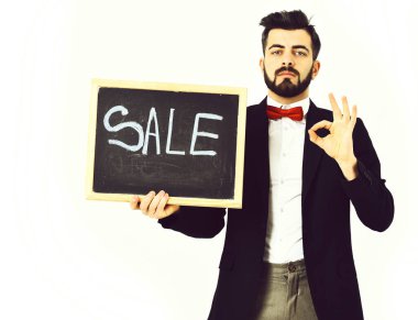 Sakallı dostum, beyaz hipster bıyık ve satış yazıt ile