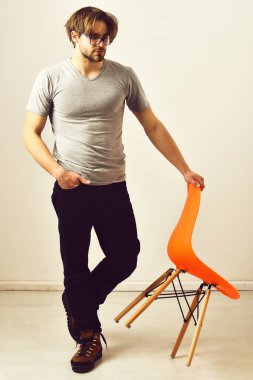 Beyaz seksi maço adam gri gömlekli sakallı