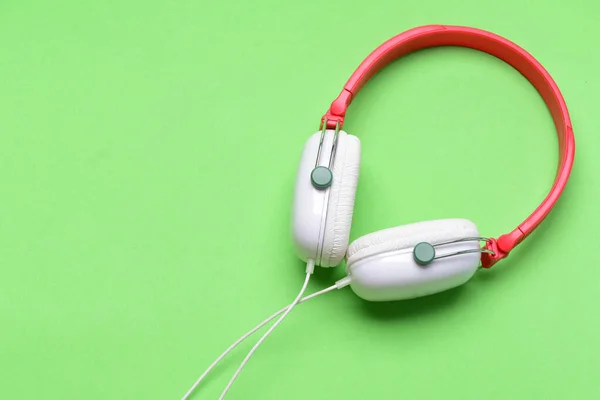 Fülhallgató fehér és piros színű drót — Stock Fotó