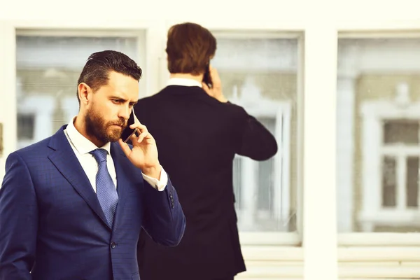 Employés de bureau parlant par téléphone. Concept de négociation — Photo