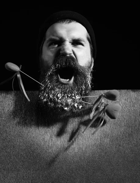 Homem bonito com corações na barba — Fotografia de Stock