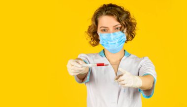 Doktor bebek için aşı içeren şırınga kullanıyor. Solunum maskesi takın. İlaç şişesi enjeksiyonu. Koronavirüse karşı tıbbi enjeksiyon. Steteskoplu kadın hemşire. Grip aşısı tutan araştırmacı