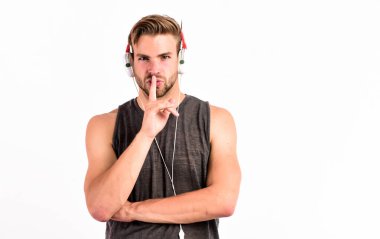 Tıraşsız yakışıklı hippi kulaklık kullanarak müzik dinliyor. Motivasyon ve ilham için müziği dinle. Ses kalitesi. Modern kulaklıklar. Çevrimiçi müzik servisi. İlham verici müzik konsepti
