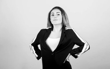 Moda modası. Zarif ve atletik parçaları karıştırıyorum. Spor kıyafetleri podyumlarda kural koyuyor. Mavi arka planda kadın saç stili. Voluminous kıvrımlı saç stili. Moda kıvrımlı saç stili. Spor şıklığı