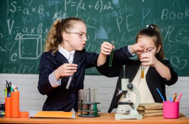 Kendine güvenen doktorlar. Okuldaki küçük kızlar. Biyoloji eğitimi. Biyoloji laboratuvarında bilimsel deneyler. Biyoloji dersi. Okula dönelim. Küçük bilim adamı mikroskopla çalışır. Kimya araştırması