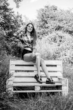 Güzellik kozmetik ürünü. Göz kamaştırıcı güzellik. Güzel, uzun saçlı, rahat, yedek kulübesi olan bir kadın. Doğal kozmetikler. Güzel makyajlı güzel bir kız. Dışarıda sevimli bir kız var. Kozmetik konsepti