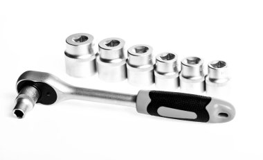 Soket anahtarı beyaz arka planda izole edildi. Soket anahtarı. Kit soket aletleri. Otomobil tamirhaneleri ve inşaat, tarım ve diğer ekipmanların onarımı veya ev hayatı. Evrensel soket setleri