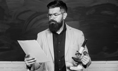 Okutman okuma projesi. Okuldaki olgun adam. Okula dönüyorum. Öğrenci olmayı unutma. Mikroskop. resmi eğitim şekli. Kimya konsepti Bilim gelecekteki hayattır. Biyoloji öğretmeni gazete okuyor.