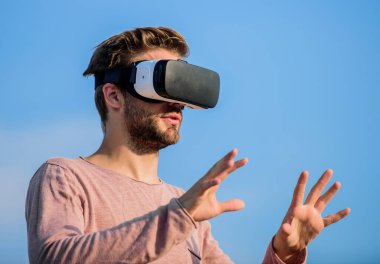 İnanılmaz bir teknoloji. Erkek gerçekliği. VR kulaklığı kullan. Kendi işini kur. Dijital gelecek ve yenilik. Maço adam kablosuz sanal gerçeklik gözlüğü takıyor. Seksi adam gökyüzü arkaplan gözlüğü
