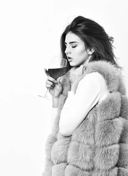 Alkohol és hideg időjárás. A nők szeretik a bort. Lány divat smink viselni szőrme kabát tartsa bor üveg. Lady göndör frizura, mint a drága bor. Luxus élet koncepció. Az okok télen vörösbort isznak — Stock Fotó