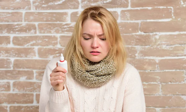 Zatuchlý nos. Nemocná žena vstříkne kapky do nosu. Trpí astmatem nebo alergickou rýmou. Roztomilá žena kojící nosní rýmu nebo alergii. Hezká dívka s tekoucí nos drží nosní kapky — Stock fotografie
