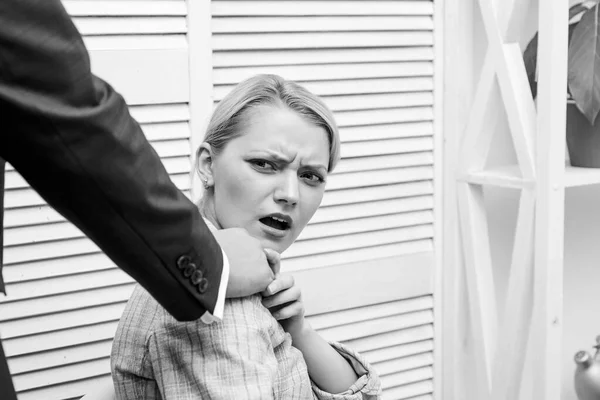 Μη μ 'αγγίζεις. Η γραμματέας του γραφείου υφίσταται σεξουαλική παρενόχληση. Προσβολή. Αφεντικό, απαράδεκτη συμπεριφορά υφισταμένου υπαλλήλου. Απαγορευμένες σχέσεις στη δουλειά. λένε όχι σε σεξουαλική επίθεση στο χώρο εργασίας — Φωτογραφία Αρχείου