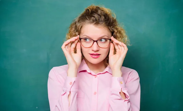 Professeur ludique. Femme professeur d'école timide et jolie dame porter des lunettes de vue fond tableau noir. Adorable intello. Concept de professeur sexy. Une fille intelligente qui t'apprend. Laisse-moi voir. Éducateur attrayant — Photo