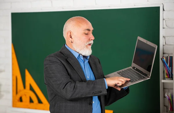 Criar conteúdo. digitalização do conhecimento. professor qualificado trabalho homem no computador. educação online privada. estudar notebook online. Professora de TI usa laptop na aula. novas tecnologias na educação moderna — Fotografia de Stock