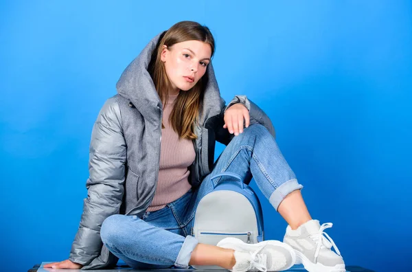 Doelgerichte gelaagdheid is de perfecte manier om warmte te bereiken. Kleine rugzak. Esthetisch aangename stijl. Inspirerende kleerkast. Moderne stijl. Straatstijl. Meisje draagt mode kleren. Kijk modieus. — Stockfoto