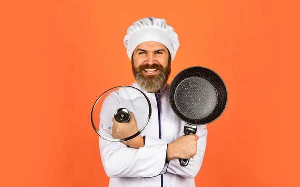 Geniet van het koken. Chef heeft keukengerei. Een blije kokkin met koekenpan. Kok in uniform koken soep. restaurantkeuken. lunch koken in de keuken. Mijn beroep. bakker met pan pan. catering — Stockfoto