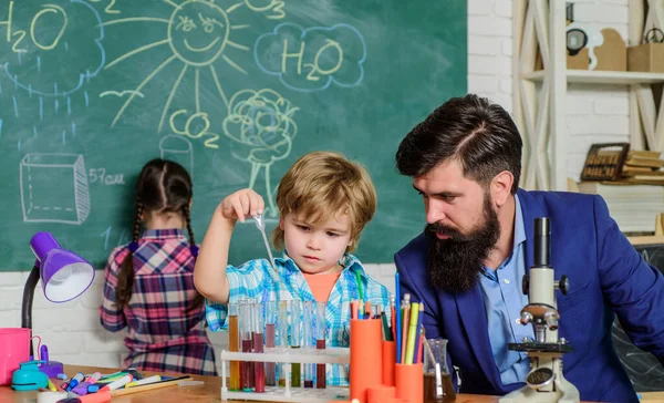 Measurable outcomes. Child care and development. Critical thinking and problem solving. Science club afterschool program. Experience and knowledge. Practical knowledge. Basic knowledge. Study hard — Stock Photo, Image