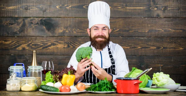 Dit is mijn favoriete eten. Vegetarische salade met verse groenten. Biologisch voedsel eten. Keuken culinair. Vitamine. Gelukkige man met een baard. Chef recept. Gezond eten koken. Rijpe hipster met baard — Stockfoto