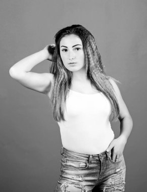 Genç uzmanlar. Gerçek kız için makyaj. Moda ve güzellik salonu. Seksi bir kadın. Uzun saçlı seksi kadın. Moda modelinin modaya uygun görüntüsü. Şık saçlar. Hipster eğilimli kadın