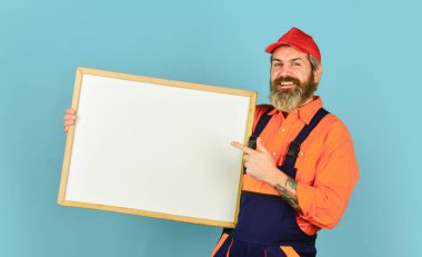 Tamirci. İnşaat işçisi. Teknisyenleri tamir ediyorum. Sunduğumuz hizmetler. Oda servisi şirketi. Tamirci teknik işler yapıyor. İnsan işçi tahtası kopyalama alanı tutar. Elektrikçi tesisatçı tamirci.