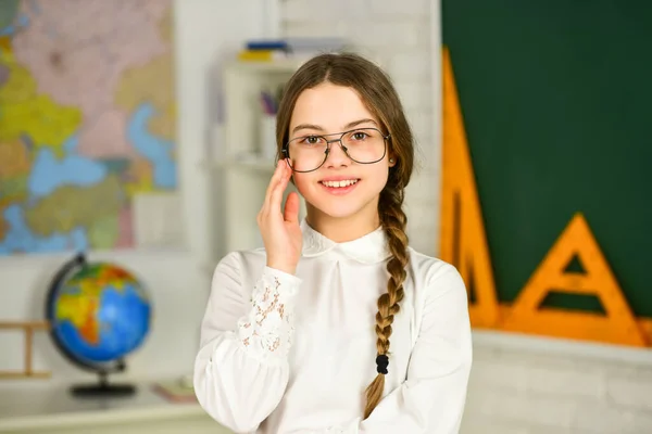 Bära glasögon. Höstskolans tid. Tillbaka till skolan. utbildning på högskolan. Studera geografi karta. fast i geometri. Skolflickan håller i svarta tavlan. Mätinstrument. olika skolelement — Stockfoto