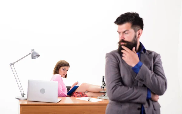 Conceito coletivo de escritório. Gerente chefe stand na frente da menina ocupada com laptop. Gerente de escritório ou secretário. sexy Quente senhora escritório trabalhador Secretária pessoal sexy. Abusada por uma colega — Fotografia de Stock