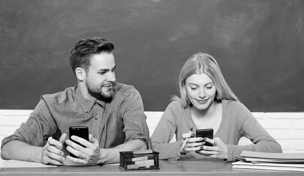 Studentský život. Lekce a tabule. Den učitelů. Zpátky do školy. Moderní škola. Den znalostí. Pár mužů a žen ve třídě. Domácí výuka. Šťastný pár. Chytrý a sebevědomý student — Stock fotografie