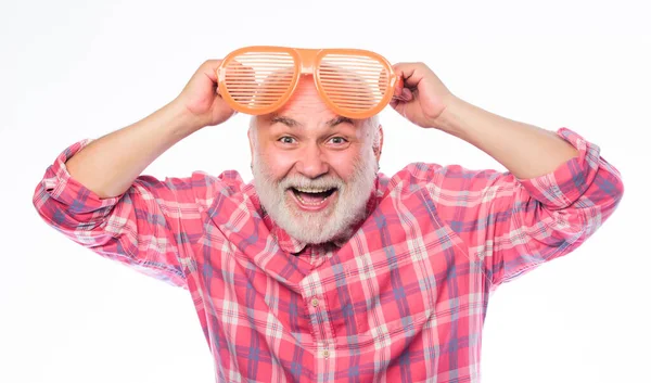 Yaşlanma ve görme yetisi. Yetişkin, yaşlı, sakallı hippi adam dev güneş gözlüğü takıyor. Teşhis, göz hastalığı ve yaş değişimi. Neşeli emeklilik konsepti. Göz sağlığı. Optik mağazası. Eğleniyorum. Gözler dikkat — Stok fotoğraf