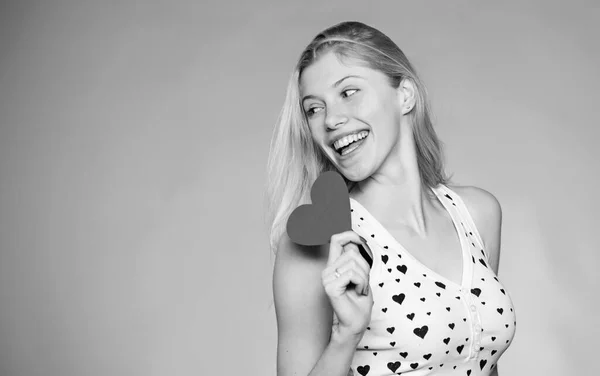 Man sollte es ausprobieren. Romantischer Gruß. Valentinstag-Verkauf. Liebe und Romantik. Frau mit dekorativem Herzen. Datum. glückliche Frau auf blauem Hintergrund. Valentinstag-Party. Kopierraum — Stockfoto