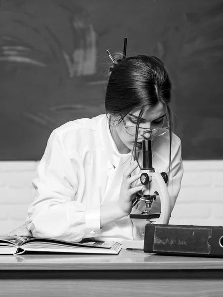 실험실 테스트. 똑똑 한 학생은 학교 연구실에서 현미경으로 관찰 합니다. 예쁜 여성 이 화학이나 생물학 연구를 하고 있습니다. 최신 실험실 장비를 공급받고 있습니다. — 스톡 사진