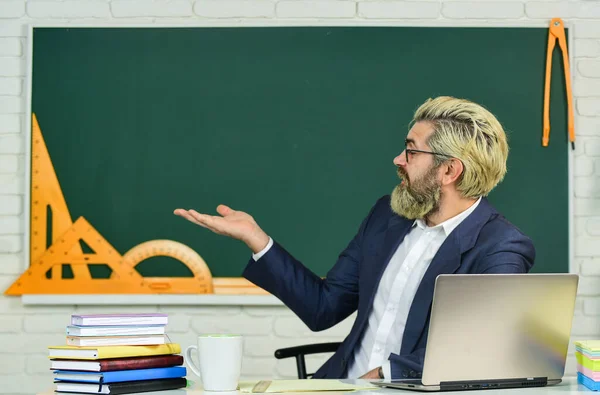 Compras de material escolar. Homem barbudo mostrar mão vazia para o produto. Apresentando o produto. Produto escolar. Venda de produtos e desconto. Promoção e marketing. Chalkboard para publicidade, espaço de cópia — Fotografia de Stock