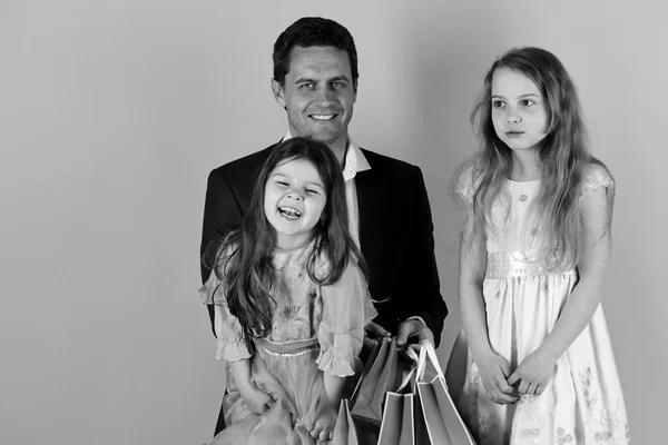 Shopping et concept familial. Les filles et l'homme avec des visages heureux — Photo