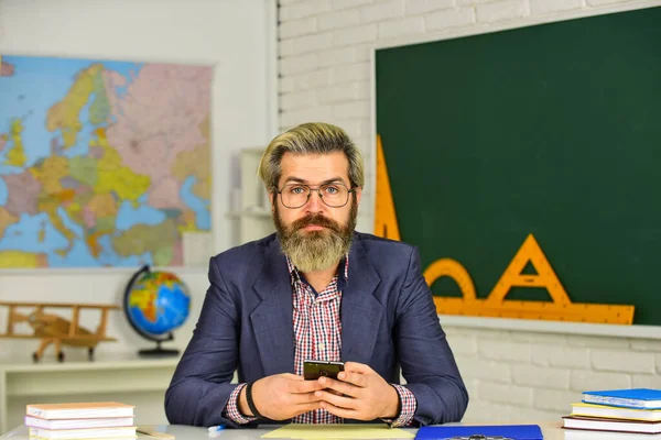 Mature school teacher. back to school. concept of modern education. knowledge day on 1 september. university tutor in classroom. Professor in college. man give a lecture to students — Stock Photo, Image