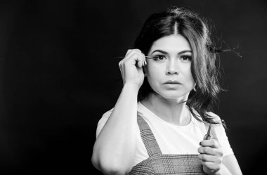 Kaşlar için özel aletleri olan usta bir kozmetolog. Güzellik salonunda güzellik uzmanı. Kirpik uzatma prosedürü. Profesyonel yüz bakımı. Güzel kadın kirpik ustası cımbız tutuyor. Boşluğu kopyala