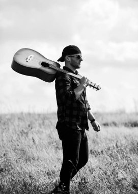 Dünya Kapalı Müzik. Country müzik şarkısı. Batı kampı ve yürüyüş. Kareli gömlekli, gitarlı seksi bir adam. Akustik gitaristli kovboy adam. Hipster modası. Mutlu ve özgür