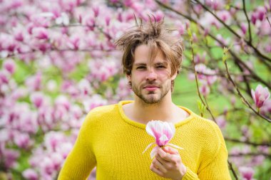 Bahar tatili Çiçeği paylaş Sabahları dinleniyorum. Tazelenmiş hissediyorum. Mutlu Paskalyalar. Alerji. Manolya çiçeği açan seksi adam. Sakura kokusu. İyi havanın tadını çıkar. Çiçek açan adam. Merhaba yaz.