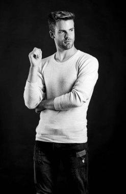 Erkekliğin portresi. Yakışıklı adam. Özgüven ve karizma. Erkek modası. Adam modaya uygun görünüyor. Erkek bakımı. Tıraşsız adam. Model. Sıradan bir tarz. Erkek cinselliği. Kot elbiseli adam.