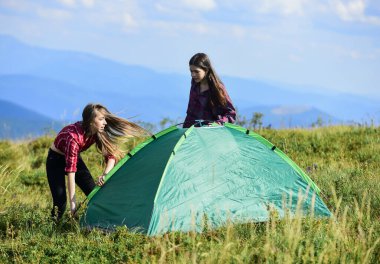 Kamp yürüyüşü. Takım çalışması konsepti. Yürüyüş aktivitesi. Çadır kuracak bir ortağın olması ne güzel. Gerekli yapısal bileşenler çadırını kurun. Bitmek üzere. Grup arkadaşları dağın tepesine çadır kurdular.