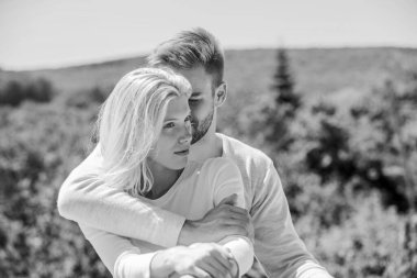 Gerçek aşk. Şefkat kavramı. Her anın tadını çıkar. Barışçıl romantik insanlar. Keyif. Yaz aşkı. Aile sevgisi. Aşk hikayesi. Romantik ilişkiler. Birbirine aşık bir çift. Erkek ve kadın açık havada güneşli bir gün