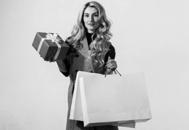 Gerçek alışverişkolik. Onun için hediye. Gelmiş geçmiş en iyi hediye. Sarı kıvırcık saçlı. Alışveriş çantalı şık bir kız. Güzellik ve moda. Kadın kırmızı hediye kutusuna bak. Seksi iş kadını. Başarılı alışveriş