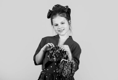 O, parasını çok tasarruf ediyor. Küçük çocuk cüzdanında para biriktirir. Zengin küçük kız. Para biriktirme alışkanlığı. Finansal tasarruf. Bankada para biriktir