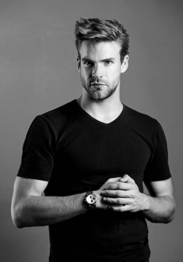 Saat tamiri. Dakik ol. Kendine güvenen maço lüks saat mavi arka plan. Saatler uygundur. Statü ve itibar. Yakışıklı hippi kol saati takan bir adam. Pahalı lüks aksesuar.