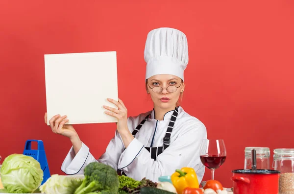 Iniziare ad aumentare le calorie. Lavora in una cucina moderna. donna chef leggere il libro di cucina. Può essere utilizzato per cucinare. Studio gastronomico nel ristorante. Chef preparare la ricetta. Libro delle ricette. La ricetta migliore. concetto di cottura — Foto Stock