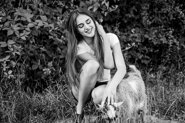 Animals are our pets. woman vet feeding goat. farm and farming. Animals are our friends. happy girl love goat. village weekend. summer day. Love and protect animals. contact zoo. veterinarian goat — Stock Photo, Image