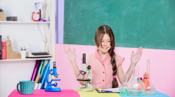 Nuestro objetivo es encontrar la cura. chica estudiar química con tubo de ensayo. de vuelta a la escuela. educación en biología. lección de ciencia con microscopio. Laboratorio escolar. Tecnología moderna. niña pequeña con frasco de laboratorio —  Fotos de Stock