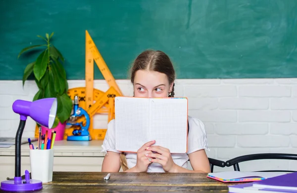 Koncepcja Hometask. Jestem uzależniony od nauki. Dziewczyna słodkie dziecko siedzieć w szkole chalkboard tle. Mały dzieciak uczy się w szkole. Postęp i osiągnięcia. Lekcja szkoły. Wracać do szkoły. Dzień wiedzy — Zdjęcie stockowe